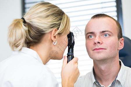 对称概念     英俊的年轻男子的眼睛检查宏观医院眼科病人医生女孩考试眼镜女士角膜图片