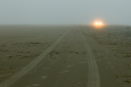 海滩上一辆汽车的车头灯车辆犯罪薄雾方法头灯黑暗恶梦阴霾秘密愁云图片
