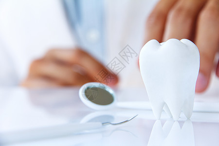 持有摩尔齿牙的牙医 代用概念手指健康医疗药品牙科展示意象白色工具磨牙图片