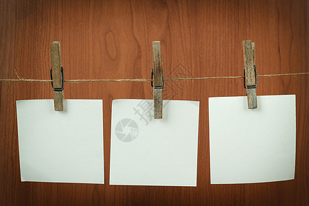 挂在绳索上的记忆笔记纸白色木板笔记别针木头邮政办公室回形针空白备忘录图片