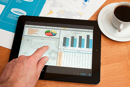 配有数字平板电脑的办公桌 营销研究软垫市场交换数据办公室电子书屏幕展示投资贸易图片