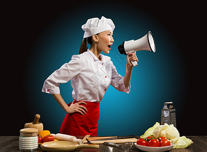 亚洲女厨师大喊着用扩音器手势喇叭美食公告烹饪领导者职业精力热情商业图片