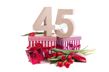 在红色郁金香床上的派对气氛中年龄数字生日工作室惊喜纸板展示礼物周年郁金香纪念日包装图片