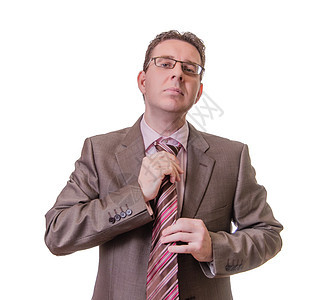深思熟虑的商务人士把他的领带贴在白背景上沉思工人经理眼镜青年男人管理人员思考套装思维图片