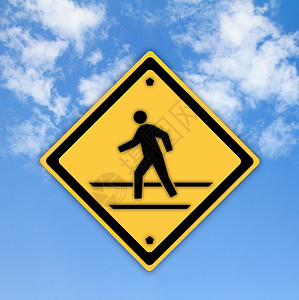 十字路口标志 一个男人走在黄色上 蓝天又回到蓝色的天空图片