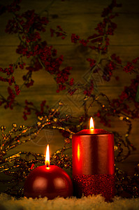 两根蜡烛 圣诞节装饰金子传统风格季节假期星星锥体红色烛光火焰图片