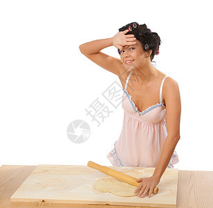 家庭主妇在木板上混合面粉图片
