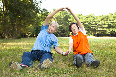 快乐的老年夫妇 在公园里做体育训练图片
