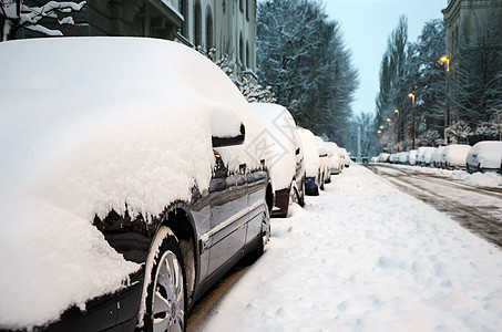 防下积雪的汽车图片