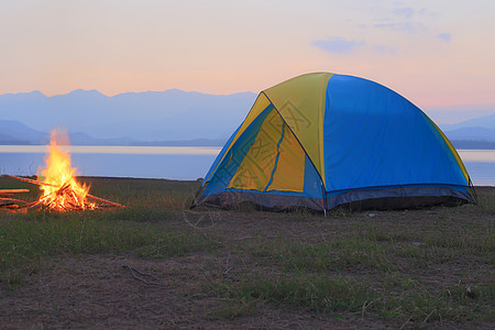 在湖边的日落时 和露营火亮度时间庇护所顶峰天空睡眠山脉圆顶美丽篝火图片
