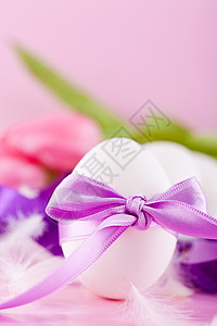 喜庆式传统东方彩蛋装饰带和郁金香展示季节羽毛紫色纺织品墙纸卡片庆典紫丁香花束图片