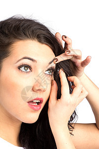 有隐形眼镜的年轻妇女e眼科皮肤验光手指瞳孔解决方案保健眼皮女士卫生图片