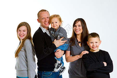 5个孤寡家庭孩子们人像五个人女士团体工作室夫妻父母男人微笑图片