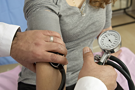 测量血压考试医疗成人医生把脉人手病人两个人女性男性图片