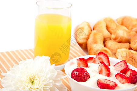 早餐加浆果 橙汁和羊角面包花瓶果汁盘子覆盆子房间橙子旅行住宅郁金香桌布图片