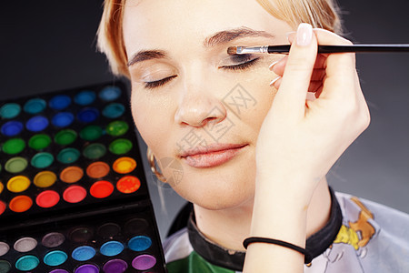 化妆品艺术家粉末刷子工作室身体治疗皮肤女孩调色板美容师图片