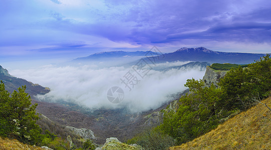 美丽的山地风景和低云全景木头蓝色季节天空爬坡旅行环境晴天农村阳光图片