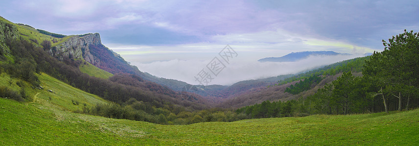 美丽的山地风景和低云全景季节太阳岩石旅游日落蓝色天气地平线农村爬坡图片