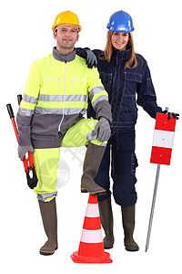 配备工具和警示标志的施工人员图片