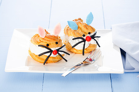 两个奶油泡芙食物庆典餐饮香草商品美食糕点孩子们奶油兔子图片