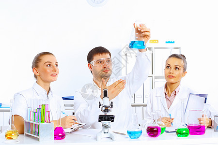 明亮外套在实验室工作的科学家团队科学医院实验职业测试外套大学学生显微镜成人背景