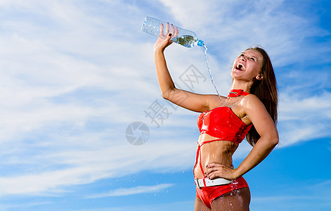 穿红色制服 带一瓶水的女运动员饮用水食物水壶塑料瓶补水矿泉水女士气体口渴保温瓶图片
