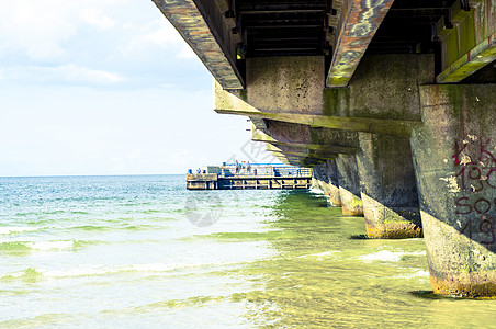 码头海岸波浪海滩晴天行人地平线太阳天空海景旅行图片