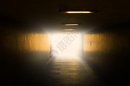 隧道中的亮光图片