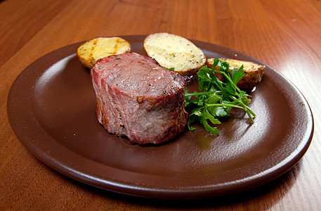 白盘上加土豆的灰牛肉美食食谱文化奶牛炙烤国家真空熟食饮食厨师图片