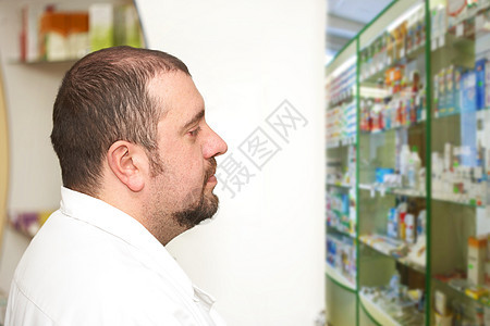 药店药剂师柜台男人男性外套药品零售服务处方职业店铺图片