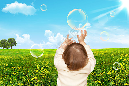 小女孩玩肥皂泡的游戏毛巾草原生态射线天空天堂叶子童年女孩孩子们图片