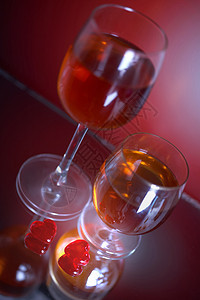 两个红心丝带辉煌高脚杯假期玻璃光泽饮料红色黄色背景图片