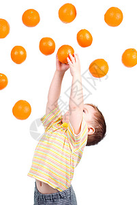 男孩抓获在白色背景与世隔绝的飞行橙子图片