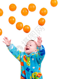 小女婴抓获飞行橙子女孩白色水果维生素学习孩子儿童快乐钓鱼童年图片