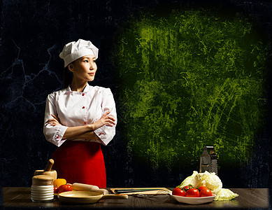 亚洲女厨师 看着空旷的空间水果美食围裙厨房主菜帽子菜单保健饮食咖啡店图片