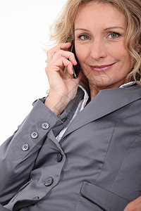 电话上成功的女商务人士图片