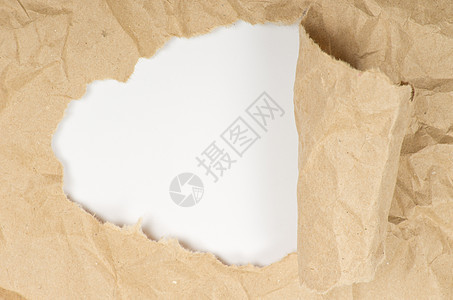 在白色背景下撕扯的白纸空白粉碎力量破坏床单边缘休息损害盒子概念图片