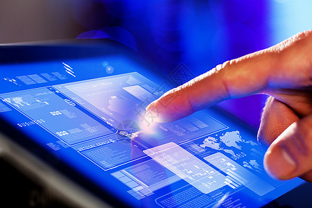 特写触摸平板电脑屏幕的手指技术工具笔记本触摸屏商业软垫蓝色高科技创新按钮图片
