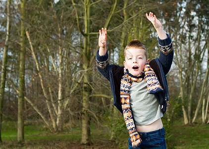 小男孩在农村户外欢乐地跳起小男孩男性孩子自由活力男生美丽蓝色快乐乐趣场地图片