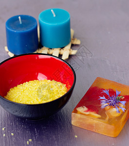 含有草药和海盐的勺子蜡烛海绵洋甘菊温泉洗澡治疗矿物紫色手工刷子图片