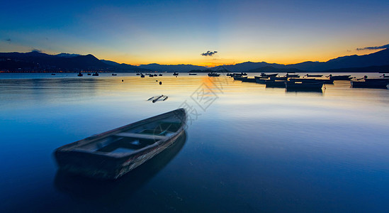 湖边的日落 船蓝色海洋太阳冥想航行地平线天空反射天气运动图片