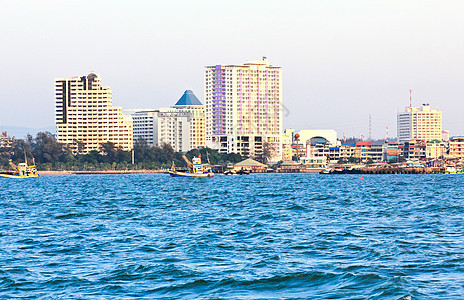 Srirac的建筑物和摩天大楼的海景图片