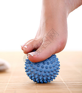 美丽的脚和按摩球指甲蓝色竹子福利保健沙龙身体治疗橡皮女性图片