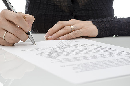 商业妇女签订超过签字线的合同; 在签名线上签署合同图片