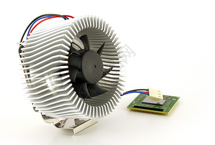 白色上加散热器的处理器和风扇电气蓝色金属通风冷却器冷却木板红色电缆黑色图片