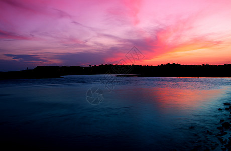 日落时布迪利格海滩悬崖卵石旅行海洋侏罗纪英语海岸线海浪地平线反射图片