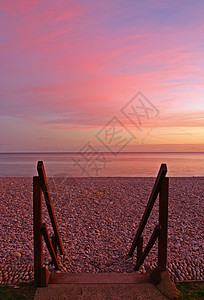 日落时在Budliegh海滩的台阶图片