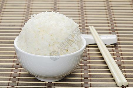 陶瓷碗中的白蒸水稻图片