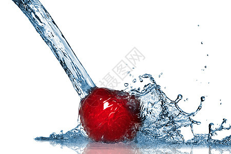 红苹果和水喷洒在白色上孤立气泡海浪蓝色水果运动液体宏观涟漪洗涤食物图片