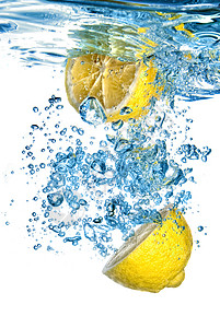 新鲜柠檬掉入水中 白上隔着泡泡饮食水果生活海浪液体宏观食物涟漪热带气泡图片